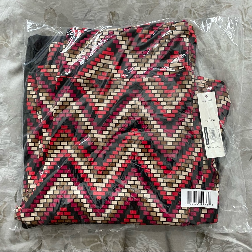 Women’s high rise flared pants. 2 pack. Multi red and solid black. NWT. L - Picture 12 of 14